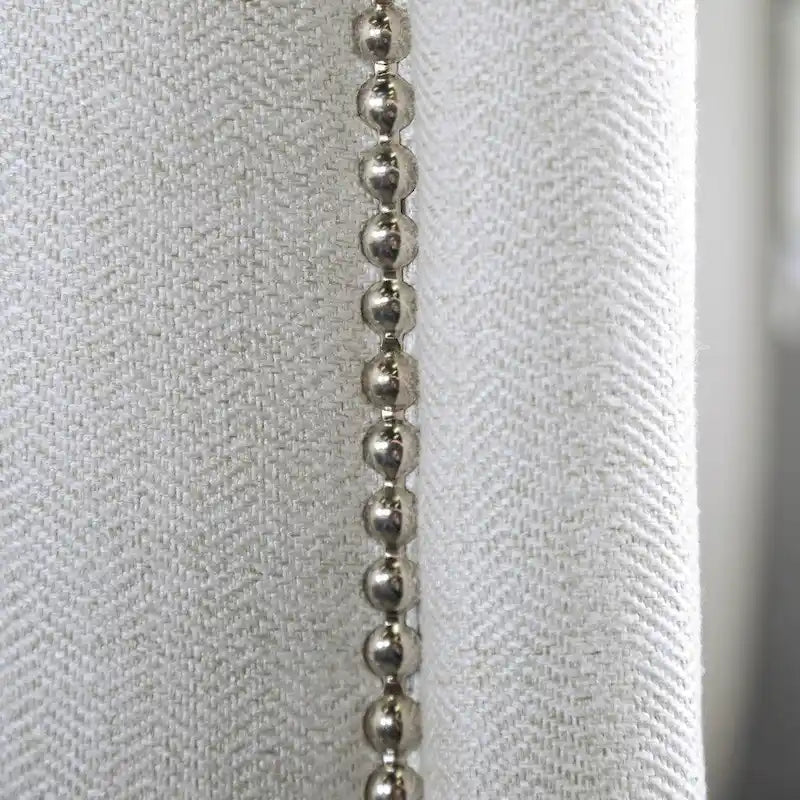 Divano Tigg contemporaneo rivestito in ciniglia bianca con borchie di Furniture of America