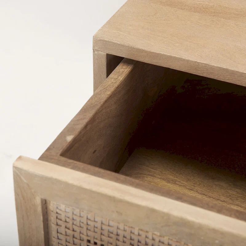 Tavolino d'appoggio Grier in legno marrone chiaro con inserti in canna intrecciata
