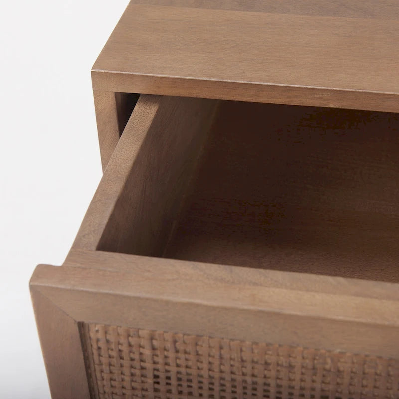 Tavolino d'appoggio Grier in legno marrone chiaro con inserti in canna intrecciata