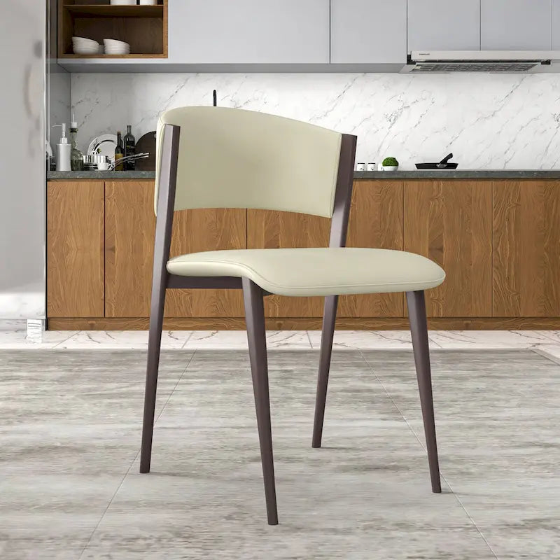 Sedia da pranzo Aspen con sedile in pelle in metallo nero di LeisureMod