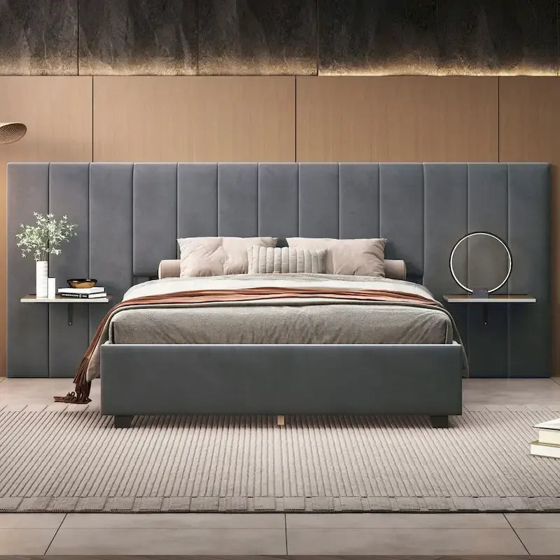Letto a piattaforma imbottito di grandi dimensioni con testiera imponente