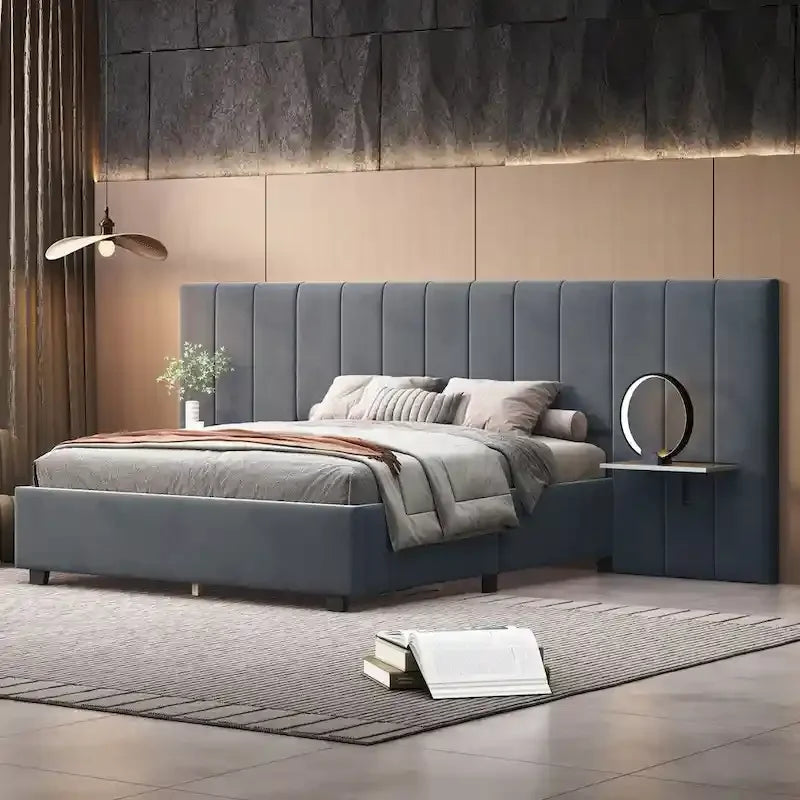 Letto a piattaforma imbottito di grandi dimensioni con testiera imponente
