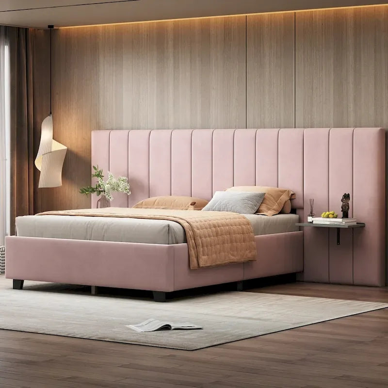 Letto a piattaforma imbottito di grandi dimensioni con testiera imponente