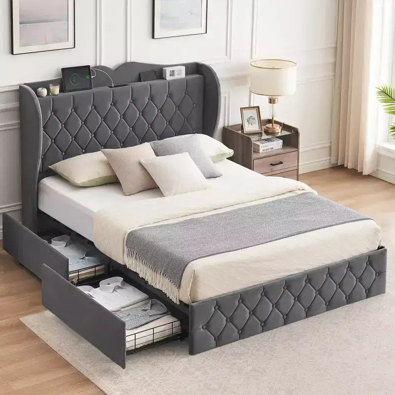 Letto con base imbottita, 4 cassetti contenitore e stazione di ricarica, testiera alta, rivestimento in velluto trapuntato a bottoni e mensola contenitore