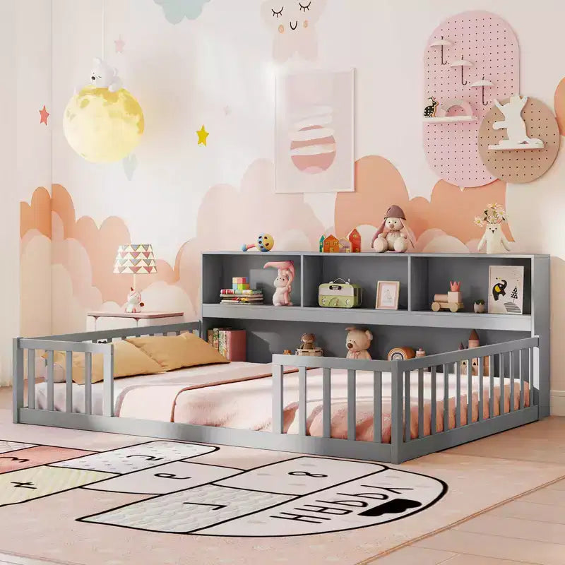 Letto a terra Montessori per materasso singolo/una piazza e mezza con libreria, ripiani e sponde di sicurezza bianco/grigio