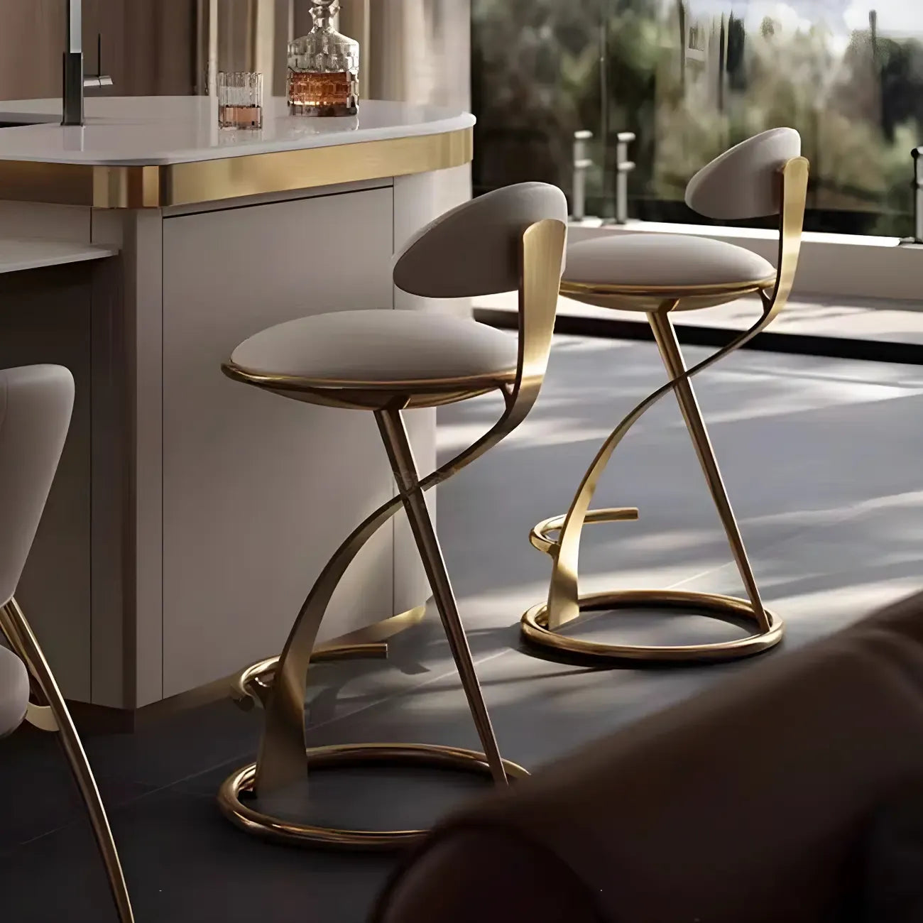 Sgabello da bar in lussuosa pelle beige con elegante struttura in metallo dorato