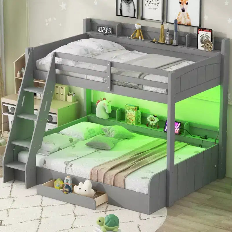 Letto a Castello con Letto Matrimoniale a Una Piazza e Mezza, con Contenitore, Luci a LED e Stazione di Ricarica, Letto a Castello in Legno con Scaffali Laterali per Bambini e Ragazzi
