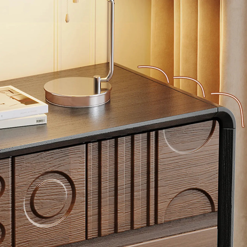 Cassettiera in legno ispirata all'Art Déco con intagli geometrici