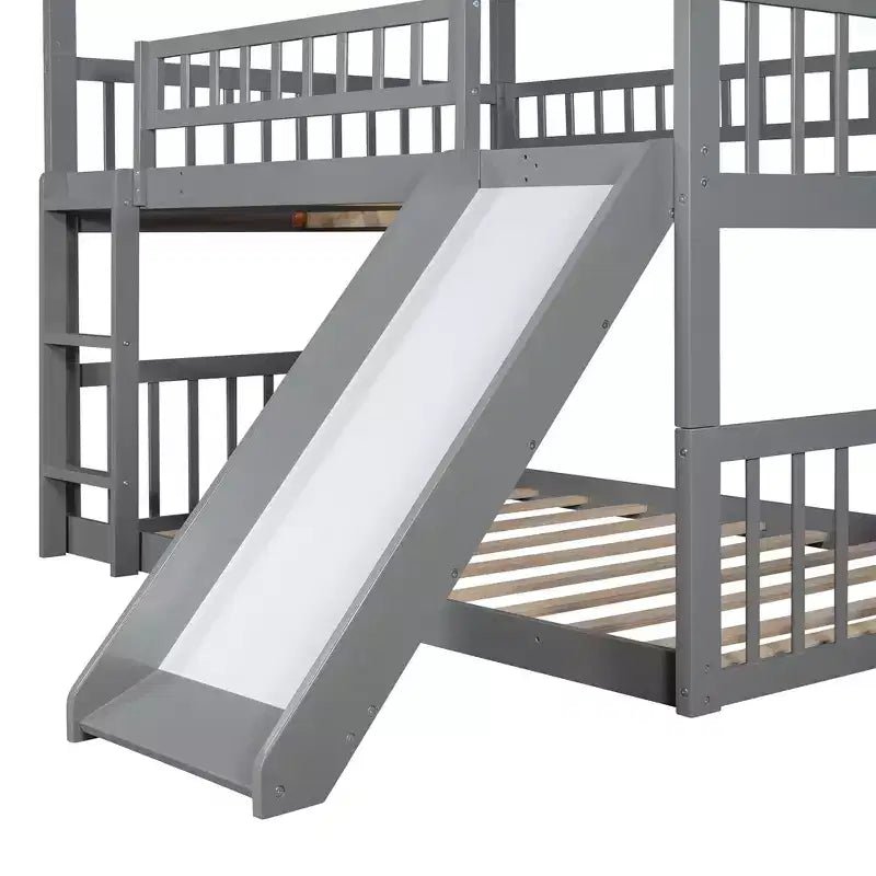 Letto a Castello Triplo Full Over Full con Scaletta Convertibile e Scivolo, Letto Triplo con Sponde di Protezione, Bianco/Grigio/Espresso - ModernLuxe