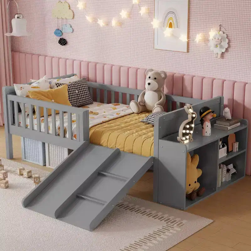 Whisen Letto a soppalco basso per bambini, una piazza e mezza, con scivolo, libreria mobile e sponde di sicurezza