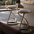 Sgabello da bar in lussuosa pelle beige con elegante struttura in metallo dorato