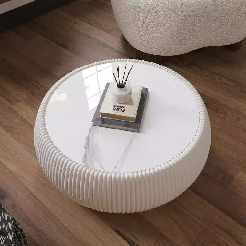 Tavolino Moderno Rotondo a Tamburo Okak con Piano in Marmo e Lato in Pelle, Tavolino da Centro alla Moda per Soggiorno, Camera da Letto