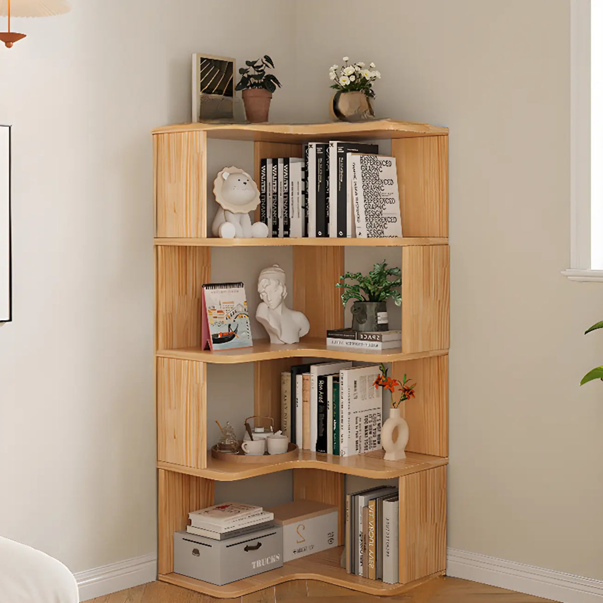 Libreria verticale angolare in legno con schienale aperto e finitura naturale