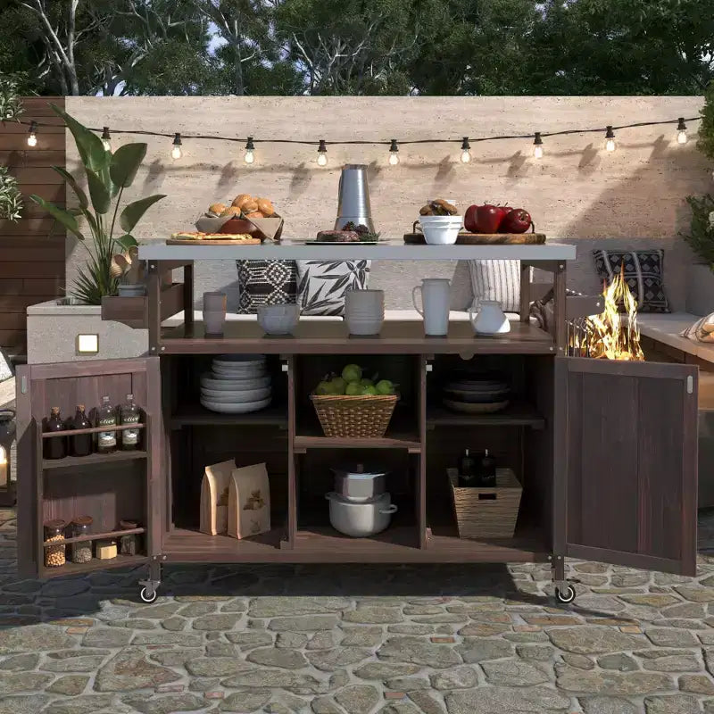 Isola per cucina Okak Outdoor con piano in acciaio inossidabile, carrello da cucina in legno con ante, ripiani e porta spezie, isola da cucina con ruote