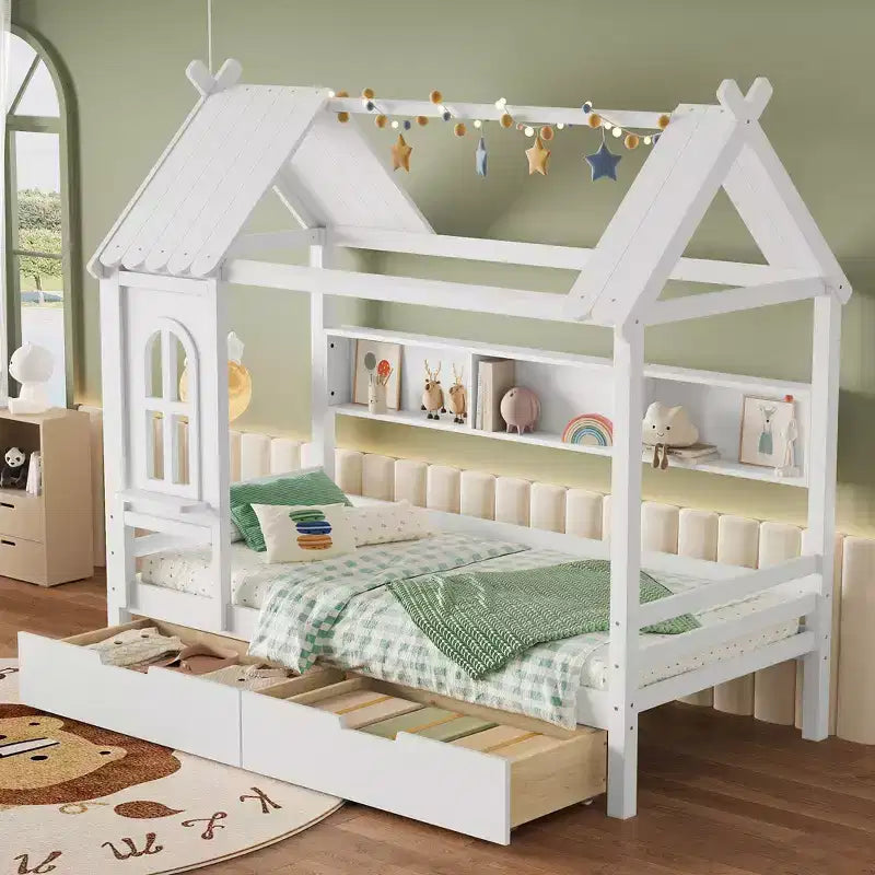 Letto a piattaforma a forma di casa con cassetti contenitori e finestra, struttura in legno massello con mensole, design giocoso per bambini, bianco chiaro