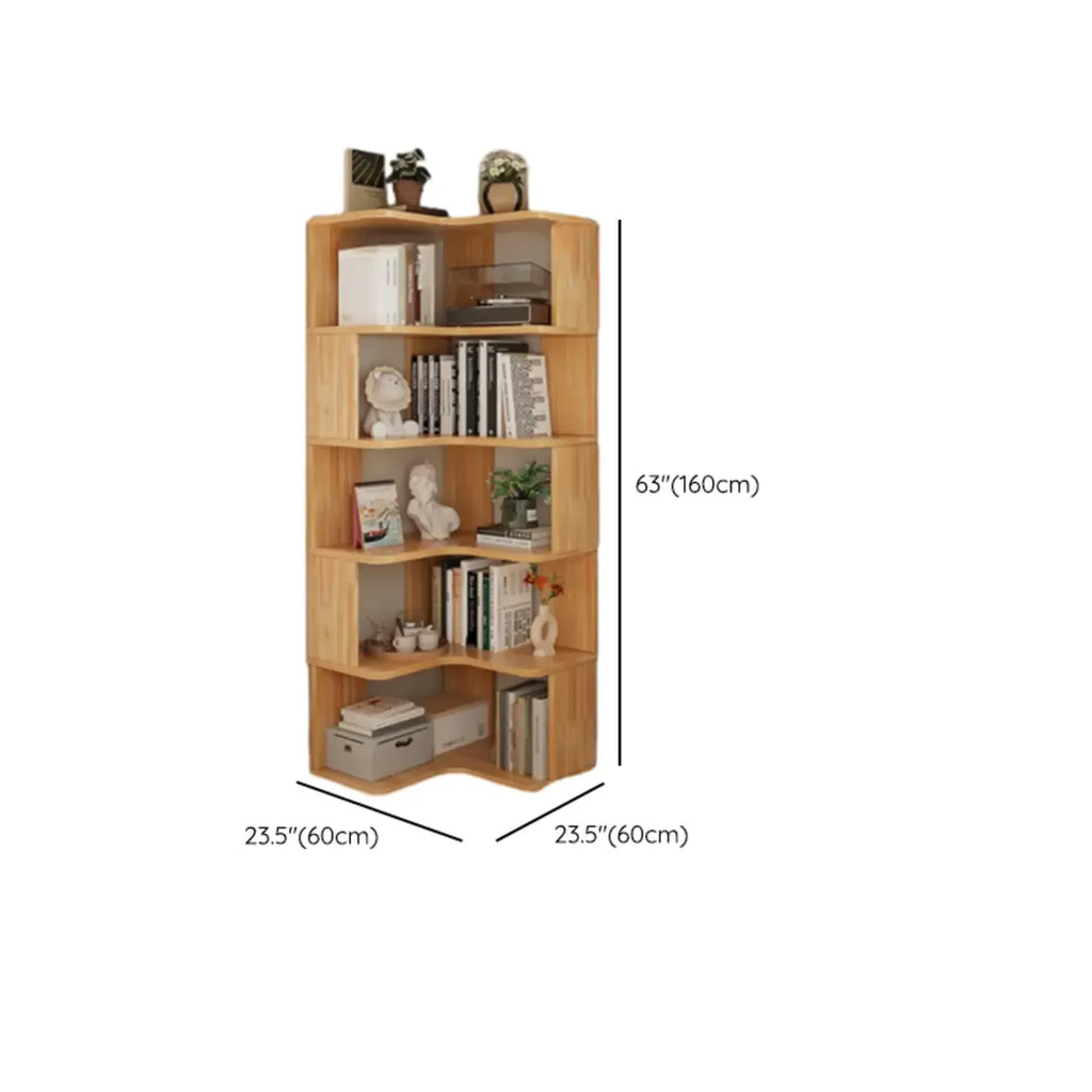 Libreria verticale angolare in legno con schienale aperto e finitura naturale