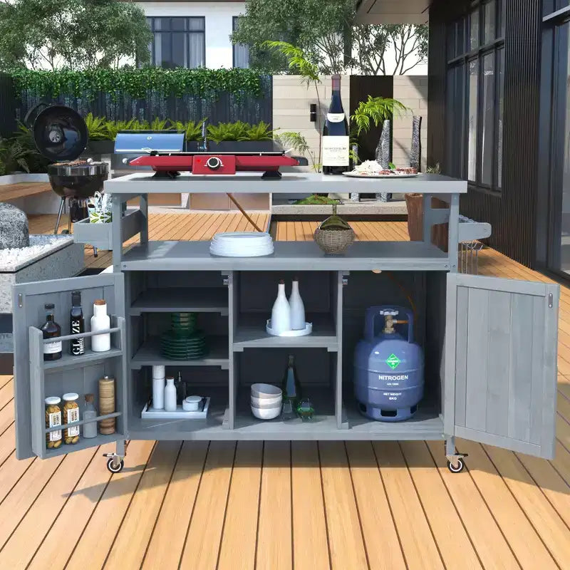 Isola per cucina Okak Outdoor con piano in acciaio inossidabile, carrello da cucina in legno con ante, ripiani e porta spezie, isola da cucina con ruote