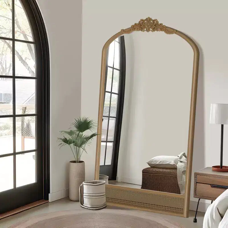 Specchio da parete marrone con cornice in legno ad arco intagliata classica e base in rattan, 37 pollici L x 71 pollici A