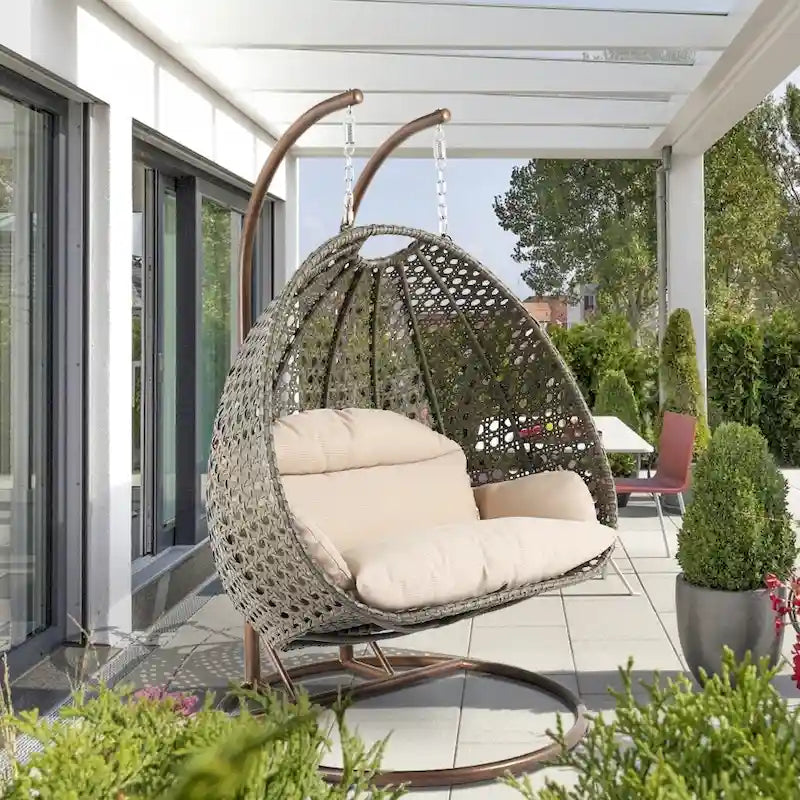 LeisureMod Sedia a Uovo Sospesa per 2 Persone con Supporto - Dondolo Pensile per Esterni/Interni in Rattan Intrecciato con Cuscini