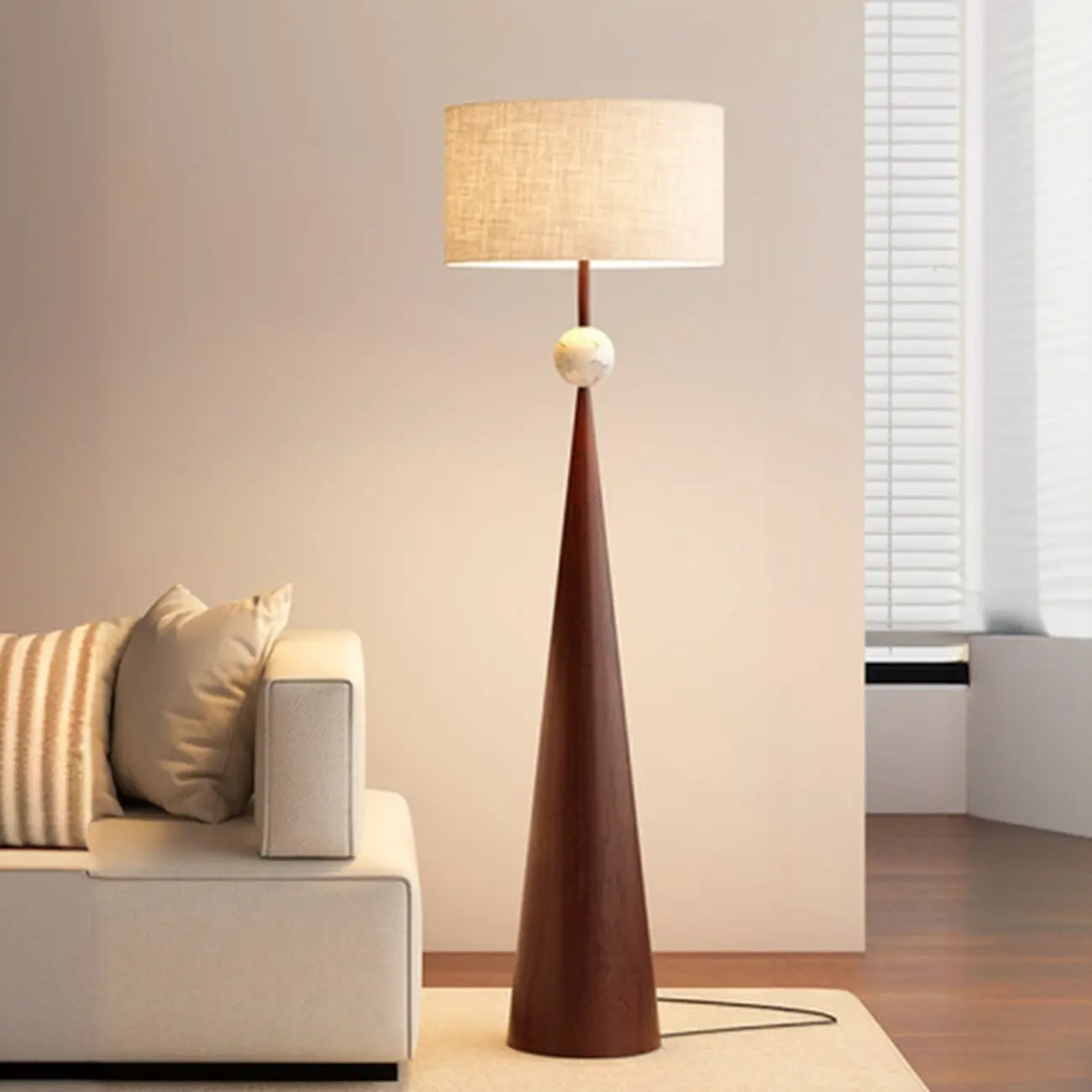 Lampadaire conique contemporain en métal avec abat-jour en tissu
