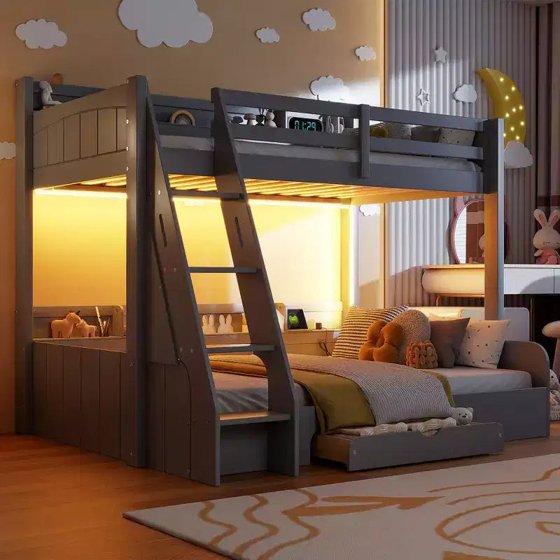 Letto a Castello con Letto Matrimoniale a Una Piazza e Mezza, con Contenitore, Luci a LED e Stazione di Ricarica, Letto a Castello in Legno con Scaffali Laterali per Bambini e Ragazzi