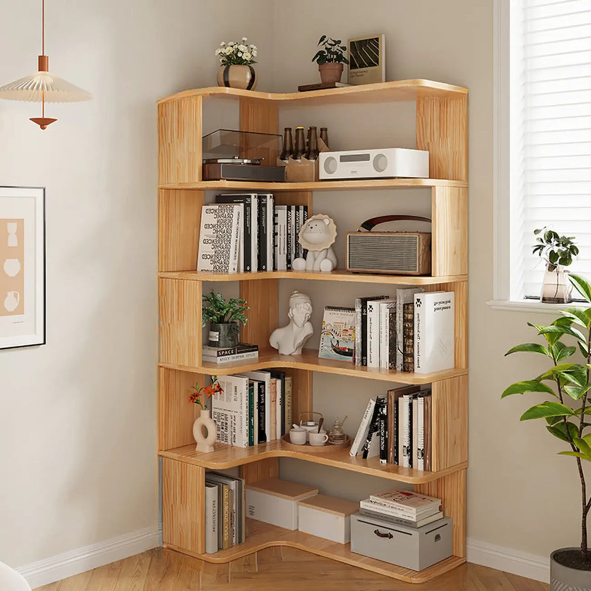 Libreria verticale angolare in legno con schienale aperto e finitura naturale