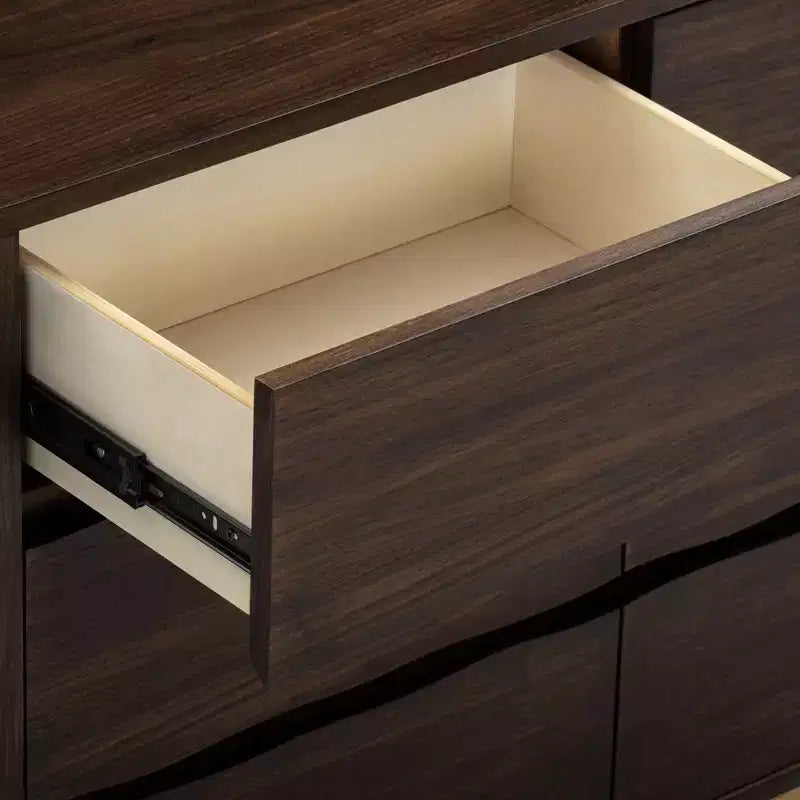 Comò moderno a 6 cassetti con design a bordo vivo, base in metallo e costruzione durevole in legno misto
