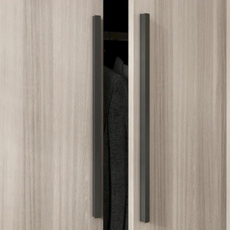 Armadio moderno freestanding in legno massiccio con ripiani