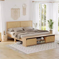 Cadre de lit en rotin naturel style bohème-ferme, rangement avec porte de grange coulissante et tête de lit lumineuse à LED, pieds de support en bois massif.
