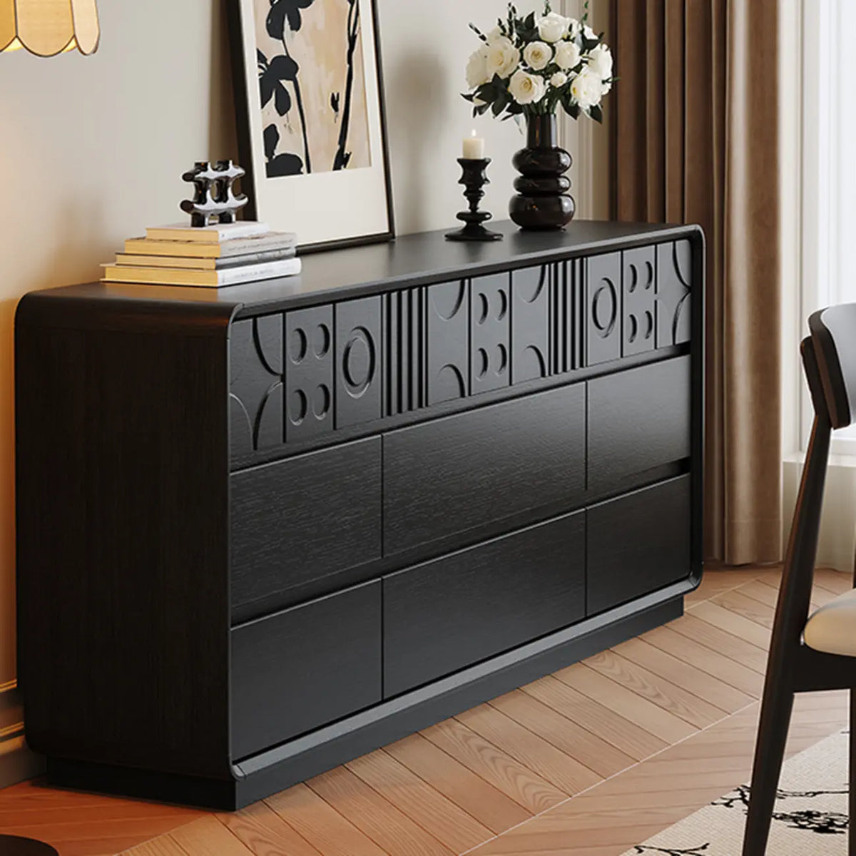 Cassettiera in legno ispirata all'Art Déco con intagli geometrici