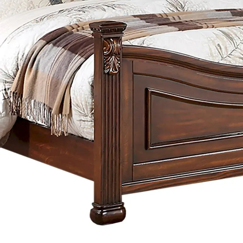 Letto in legno con testiera intagliata in ciliegio scuro