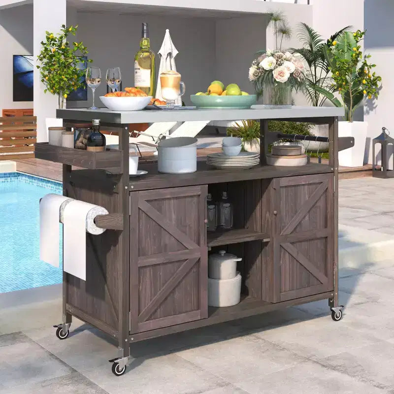 Îlot de cuisine d'extérieur Okak avec plateau en acier inoxydable, chariot de cuisine en bois avec portes, étagères et porte-épices, îlot de cuisine roulant