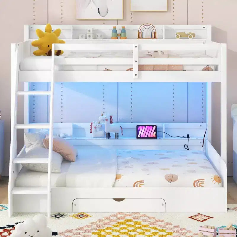 Letto a Castello con Letto Matrimoniale a Una Piazza e Mezza, con Contenitore, Luci a LED e Stazione di Ricarica, Letto a Castello in Legno con Scaffali Laterali per Bambini e Ragazzi