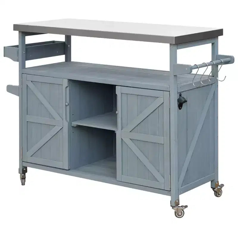 Isola per cucina Okak Outdoor con piano in acciaio inossidabile, carrello da cucina in legno con ante, ripiani e porta spezie, isola da cucina con ruote