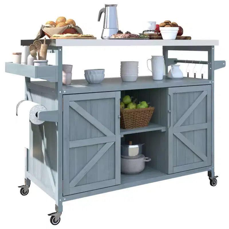 Isola per cucina Okak Outdoor con piano in acciaio inossidabile, carrello da cucina in legno con ante, ripiani e porta spezie, isola da cucina con ruote