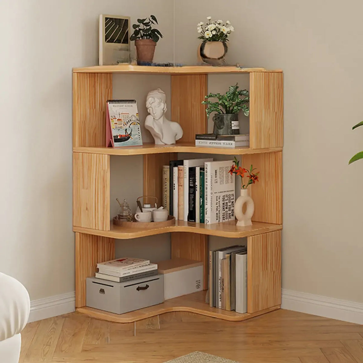 Libreria verticale angolare in legno con schienale aperto e finitura naturale
