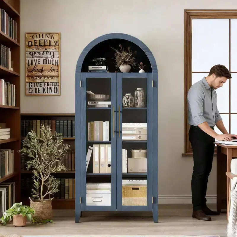 Mobile Contenitore Alto Ad Arco con Ante in Vetro, Libreria Espositiva a 5 Ripiani con Mensole Regolabili per Cucina o Soggiorno