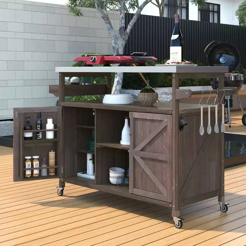 Isola per cucina Okak Outdoor con piano in acciaio inossidabile, carrello da cucina in legno con ante, ripiani e porta spezie, isola da cucina con ruote